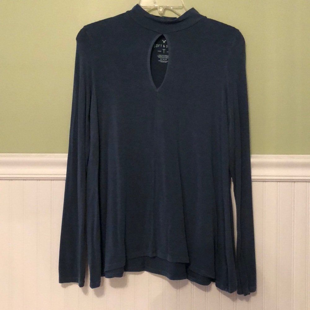Medium long sleeve shirt with cut out